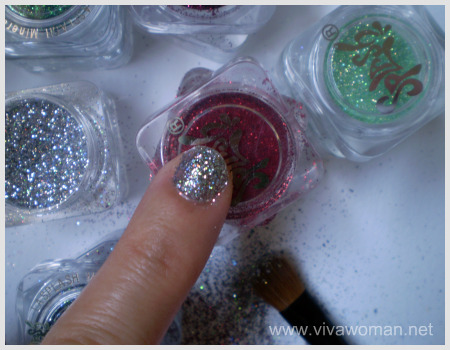 Mix glitters with nail polish. Instead of applying the glitter directly on