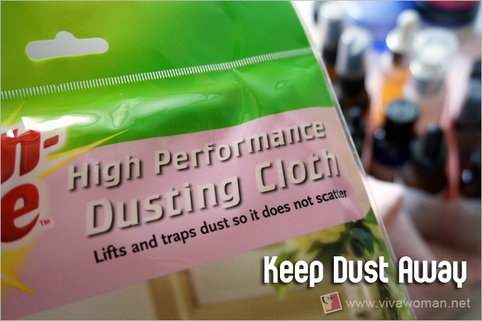 Dust cloth to keep cosmetic containers clean